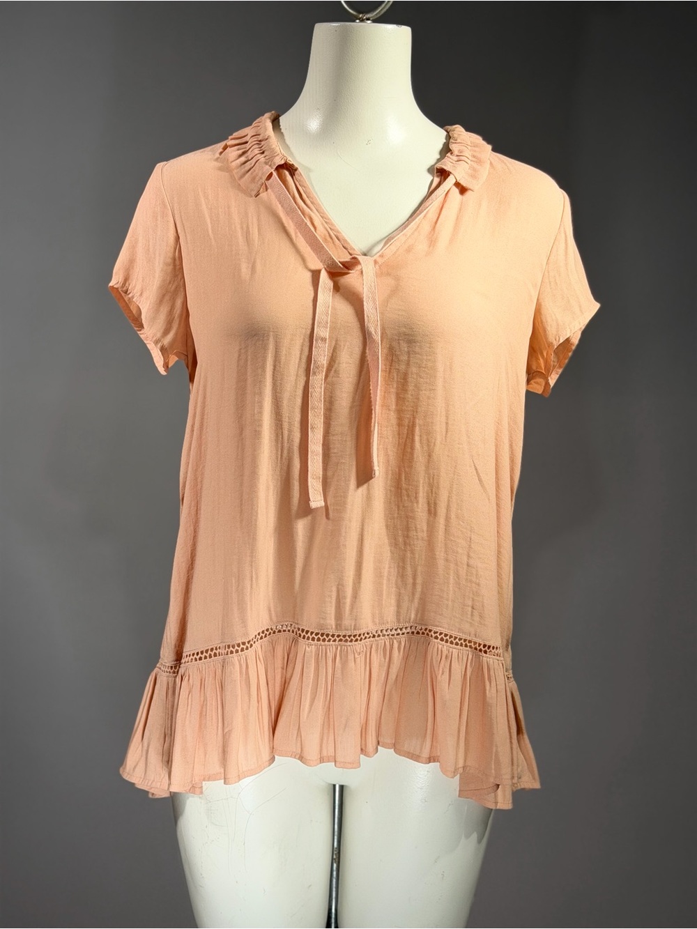 Ro & De Peach Ruffled Tie-Neck Short Sleeve Blouse (r15t)
